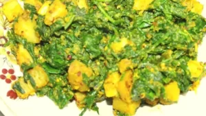 आलू पालक करी | Aloo Palak Curry Recipe in Hindi